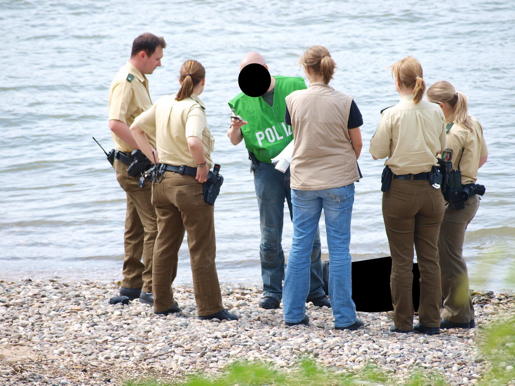 Wasserleiche angespuelt Koeln Deutz Rheinpark Hoehe Zoobruecke P12.JPG